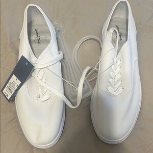 Universal Thread White Canvas Low-Top Lace-Up Sneakers